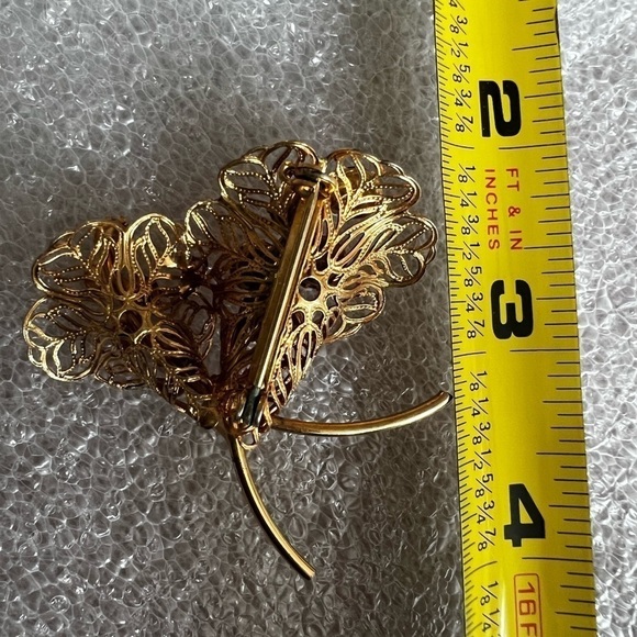 Sparkle and Shine with our Gold Tone Flower Brooch! - Picture 5 of 6